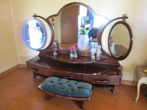 Emboia Dressing table and chair