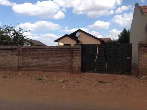 Empty 2 bedroom house in ext 13