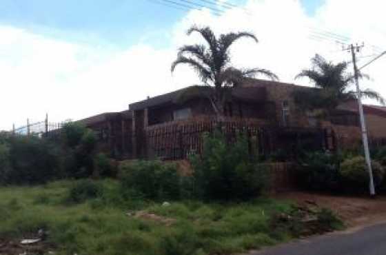 Empty big stand for sale in Laudium Pts west