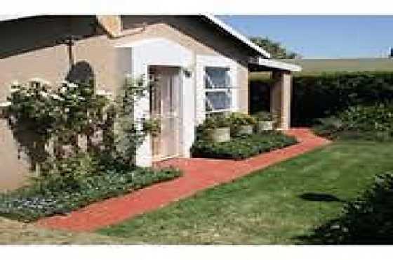 FAIRLAND 2 bedroom, 2 bathroom, Lock up garage. Pool in complex. Secure complex. R5 800