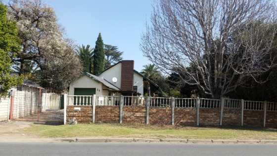 Family house in need of TLC for sale in Illiondale Edenvale