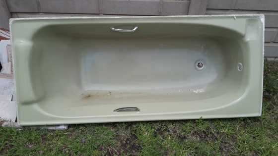 Fibre glass bath R250.00 buyer must collect, NO EFT cash only, 0826924086