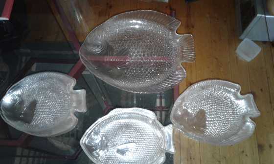 Fish big serving dish plus 2 smaller side dishes  and 6 fish plates