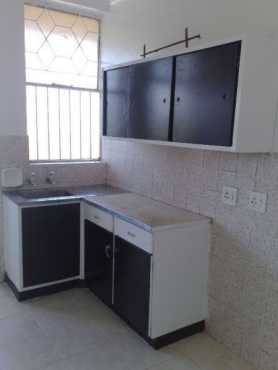 Fontainebleau open plan bachelor flat R4000 secure building  Call 060-3122847 or whats app 064-39294