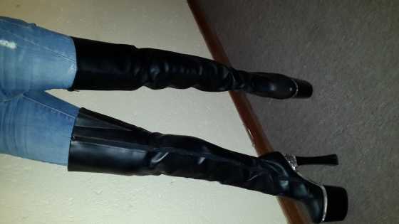 FootWorks Genuine Leather Thigh High Boots....Brand New  Size 6