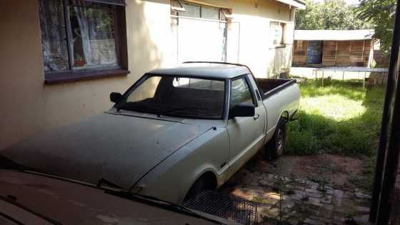 ford 1600 te koop, maak n offer, geen papiere bakkie ry wel.