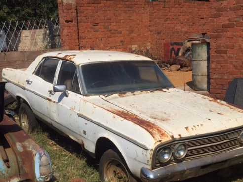 Ford Fairlane 500, 1971 model body with accessories