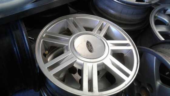 Ford icon and Bantam mag rims size 14 still in good condition