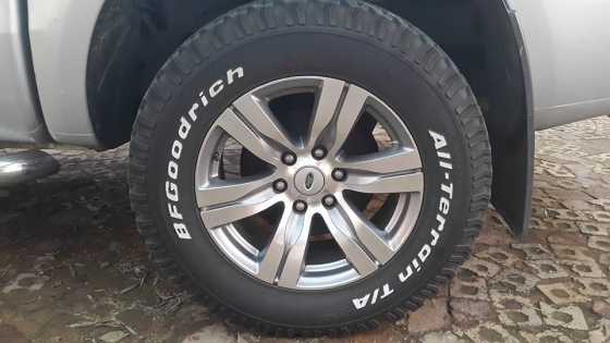 Ford wildtrak rims met bf goodrich tyres.