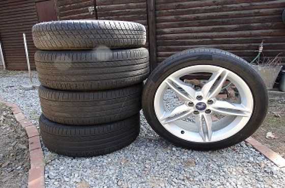 Four 19 inch rims with 23545 R19 VXL tyres  and steel spare tyre with rim.