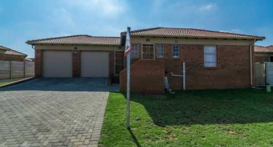 FREE RENT  FIRST  MONTH  3 Bedroom Houses  to  rent in Thatch Hill Estate near Heuweloord