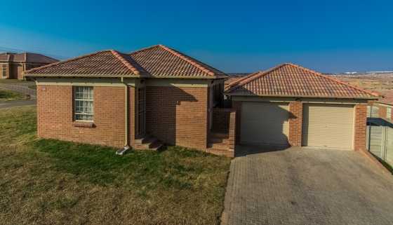 Free Standing  Estate House for  rental at  Thatch  Hill  Estate  Centurion