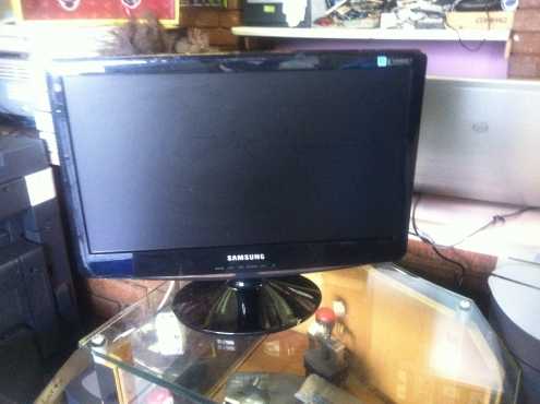 Full set desktop HP Core i3  19 inch Samsung LCD, keyboard, mouse  Complete set PC for sale. Works