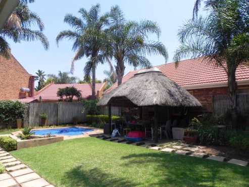 FULL TITLE TOWNHOUSE WITH POOL AND LAPA