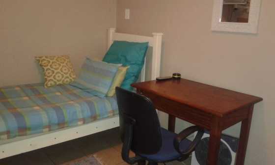 Furnished room to rent. En suite bathroom. Garden setting