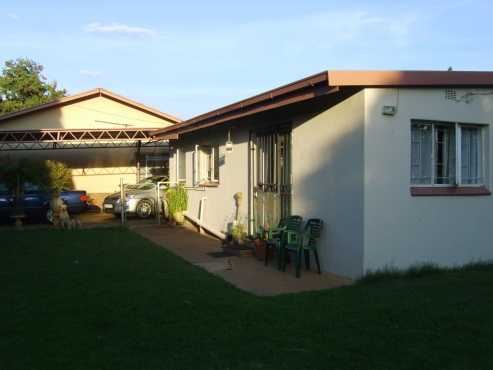 Garden Flat-Roseville- 1 bed en suite separate loungeDining  Kitchen  Use of poollapabraai