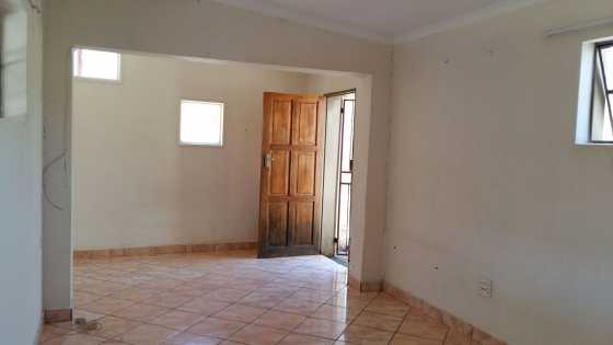 Garden flat to rent in Valhalla