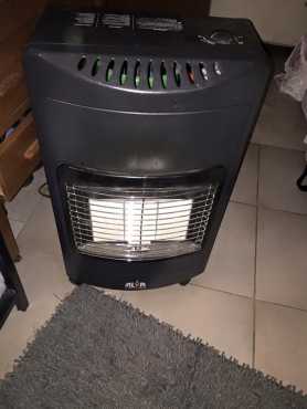 Gas heater with pipe