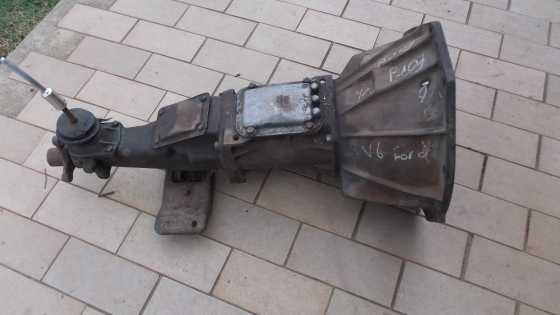 Gebruikte 4-Spoed handrat ratkas vir Ford V6     Used 4-Speed manual gearbox for a Ford V6