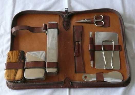 Gentlemans Vintage Toiletry case. Brown leather finish and zip closure.