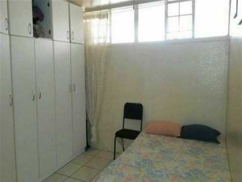 Germiston Central 1bedroomed flat to let for R2200 excl wampl on President Street