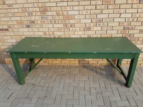 Geverde Oregan tafel met n plaat op die blad