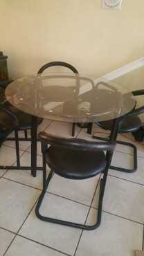 Glas ronde tafel met 4 stoele te koop