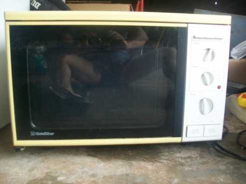 Goldstar convection oven in good working condition.