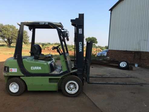 Good Condition 1900 Clark 2.5 ton Diesel Forklift