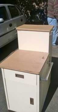 Good strong 2nd hand hosp beds, trays, lockers