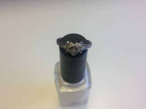 Gorgeous white gold engagement ring with 5 small diamonds