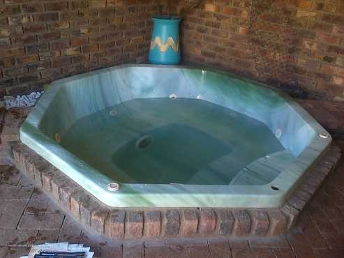 GROOT TWEEDEHANDSE JACUZI GOEIE TOESTANT MET POMP