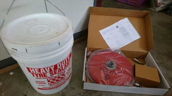 Heavy duty water sealent for tyres with pump