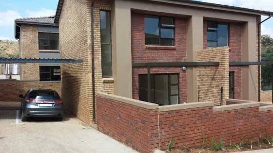 Helderkruin  Kloofendal New 2-Bed Townhouse in Security Complex