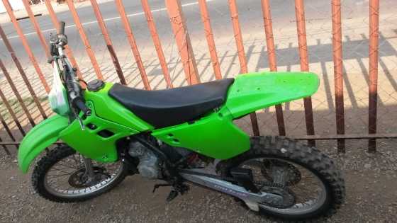 Hi I AM SELLING MY KAWASAKI KX 125 2 STROKE IT IS IN A VERY GOOD CONDITION WITH PAPERS R12000 NEG