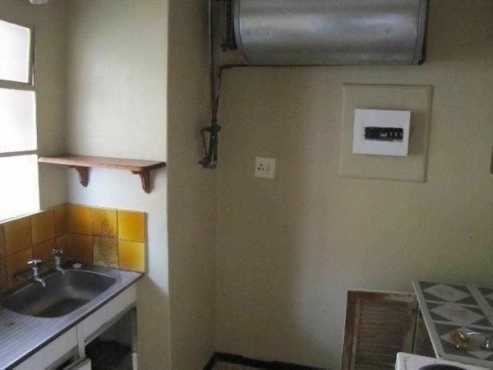 Hillbrow 1bedrooms, bathroom, kitchen, lounge, parking, Rental R2200