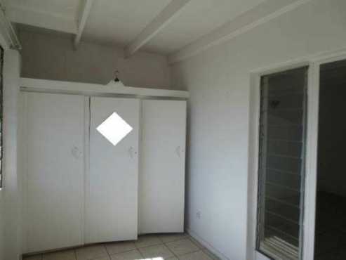 HILLBROW Ockerse Street open plan bachelor with bathroom and kitchen Rental R2175