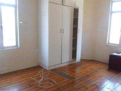 HILLBROW Open plan bachelor flat to let for R2180