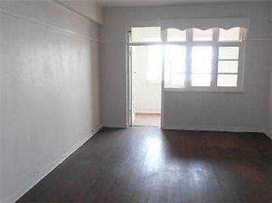 HILLBROW Open plan bachelor flat to let for R2200