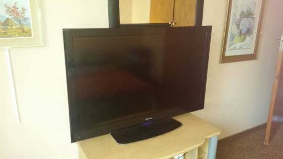 Hisense 46quot Lcd Tv with wall brackets