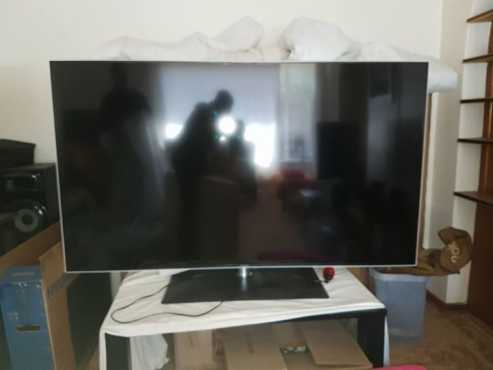 Hisense anyview 65 inch 3D tv with glasses.