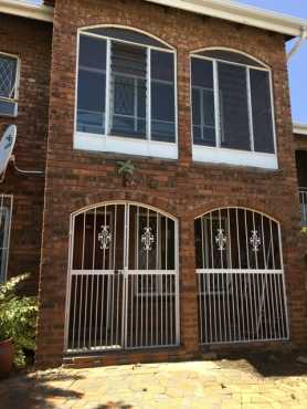 HL 39. Large Duplex,3 bedrooms,lounge,dining room,3 bedrooms,2 bathrooms,LU garage amp carport