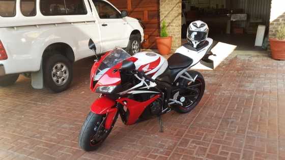 Honda CBR 600 RR, with Shark helmet and Movistar Jacket, great condition