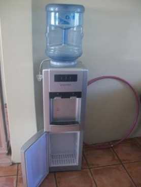 Hot  cold water dispenser