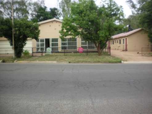 House and 4 flats for sale in Parys OFS.