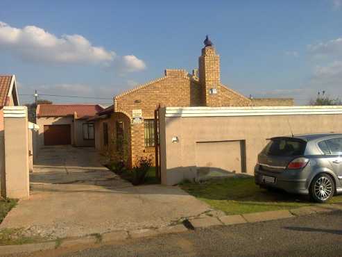 House for sale in Ennerdale 4th Ave, Price R699000