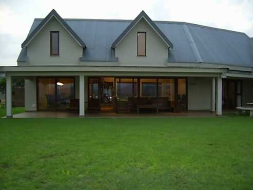 House in a Secure Estate with Aircraft and Boating Facilities on the Shores of Hartbeespoort Dam