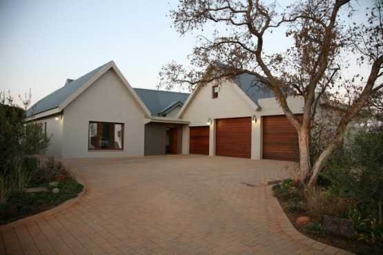 House in Secure Estate with Aircraft and Boating Facilities on the Shores of Hartbeespoort Dam