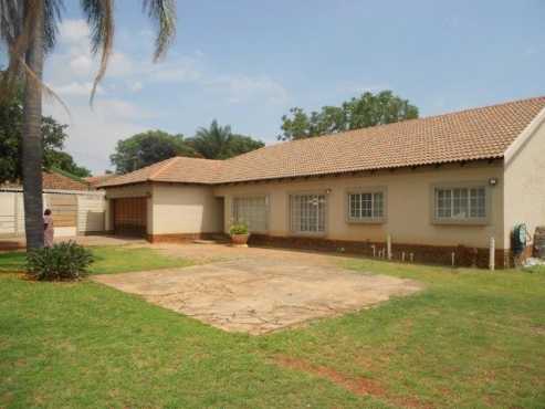 HOUSE IN WAVERLEY PRETORIA TO LET