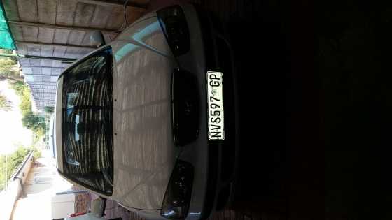 Hundai Elantra 1.6 2002  autormatic white excellent condtition by owner